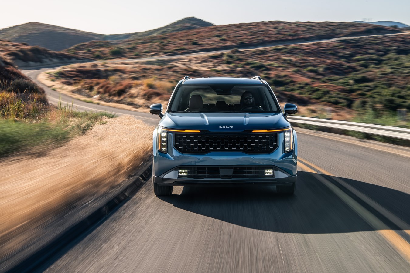 Side profile of the 2025 Kia Carnival