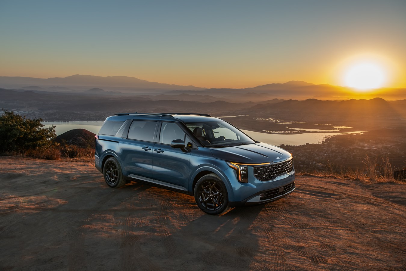 Front view of the 2025 Kia Carnival